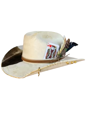 Sombrero texano de piel con tela estilo gamuza y aplicaciones de pluma, carta , dije de víbora y remaches dorados.