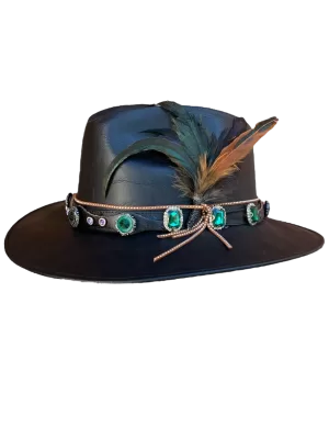 Sombrero estilo indy de vinipiel con aplicaciones de piel con cristales cortado y plumas.