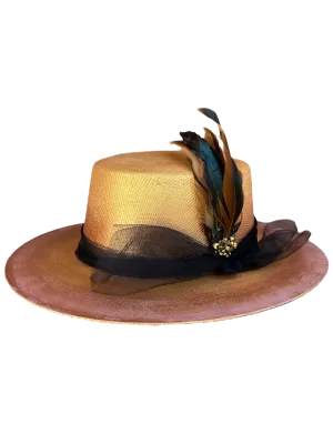 Sombrero pintado a mano con tul, pluma y ampliación dorada.