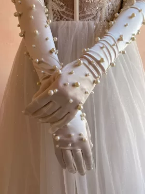 Guantes blancos con perlas