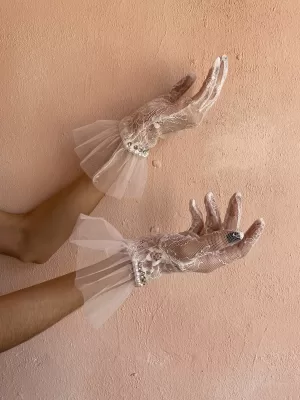 Guantes de encaje con perlas, tul y pedreria