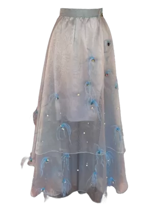 Falda bordada con pedreria y plumas