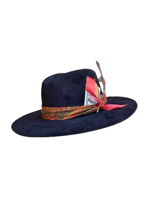 Sombrero estilo indy de gamuza con paleacate y detalle de pluma y carta.