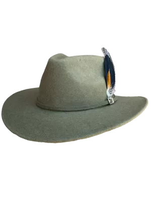 Sombrero estilo indy de gamuza con detalle de plumas.