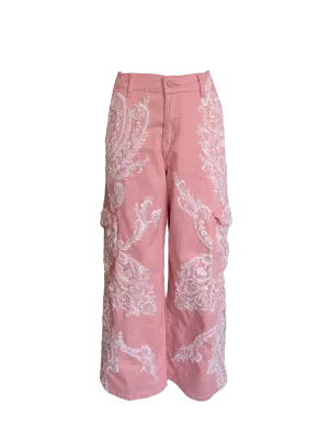 Pantalon con aplicaciónes de tull bordado con pedrería.