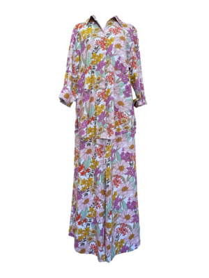 Conjunto camisa y pantalón. Pantalón con pretina de resorte ajustable.