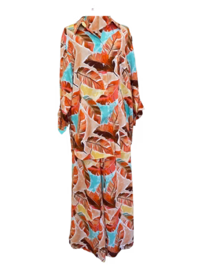 Conjunto camisa y pantalón. Pantalón con pretina de resorte ajustable.